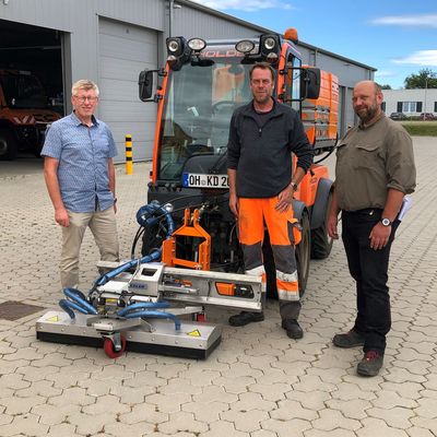 Neues Ger&auml;t zur Unkrautbek&auml;mpfung. Auf dem Foto von links: Werkleiter Herr Na&szlig;, Herr Corleis, Bauhofleiter Herr Sahmkow