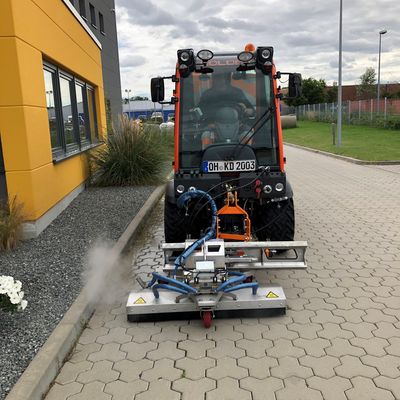 Ger&auml;t zur Unkrautbek&auml;mpfung in Aktion