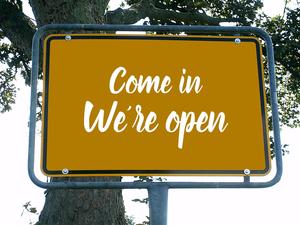 Ortsschild auf dem steht: Come in we are open. Das hei&szlig;t &uuml;bersetzt: Kommen Sie herein, wir haben ge&ouml;ffnet. Bild von Gerd Altmann auf Pixabay.